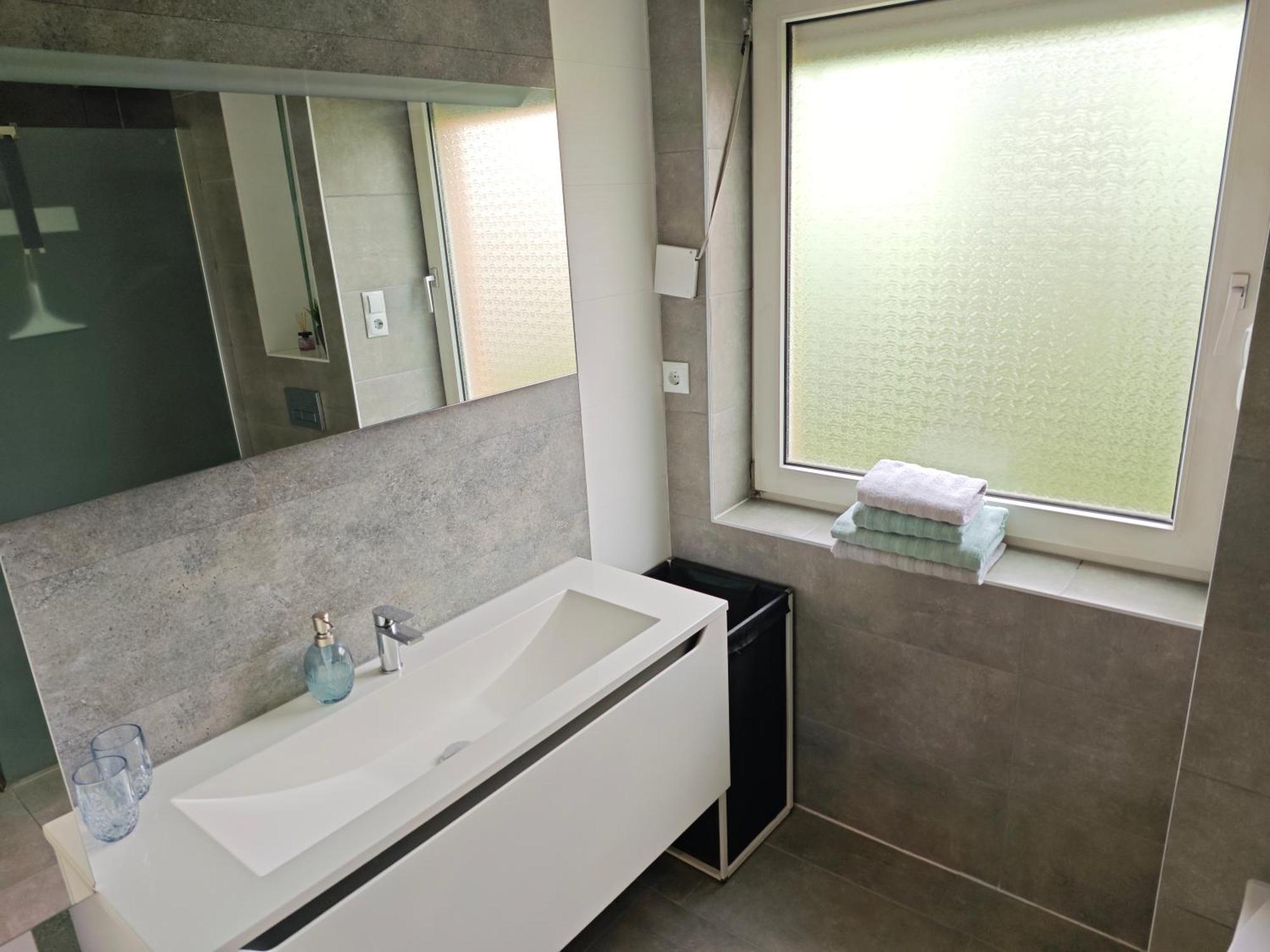 Fh-Naehe: Modernes Apt Mit Balkon Hof  Exterior foto